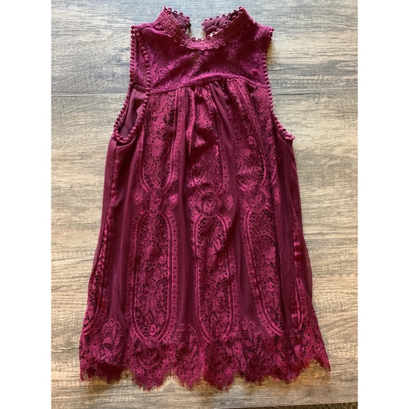 Dressy Lace Tank Top - Picture 3 of 3